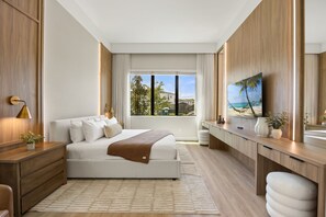 Une chambre moderne avec un lit, des tables de chevet, un bureau et une grande fenêtre donnant sur un beau paysage.