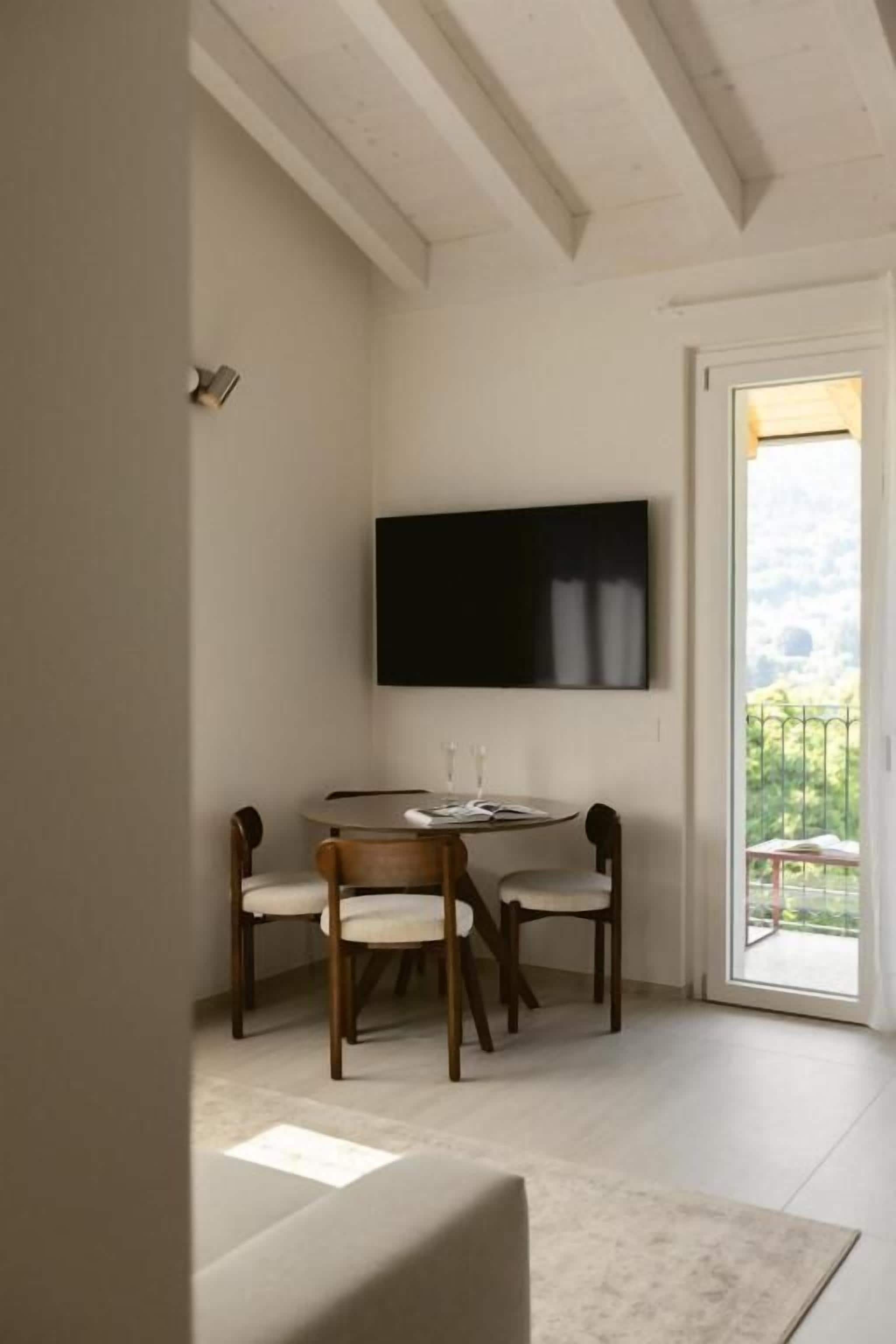 Suite, Lake View | Living area