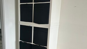 Un mueble esquinero blanco con seis compartimentos.
