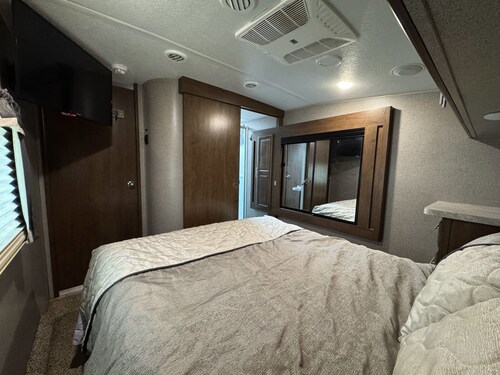 Wonderful 2-bedroom recreational vehicle with AC in Fairfield