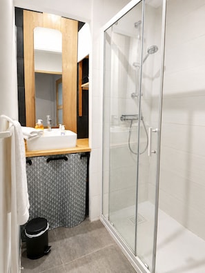 Bathroom - Spacious House in Vertou Near Parc du Loiry (4-Bedroom) (Vertou)