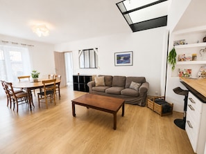 Living area - Spacious House in Vertou Near Parc du Loiry (4-Bedroom) (Vertou)