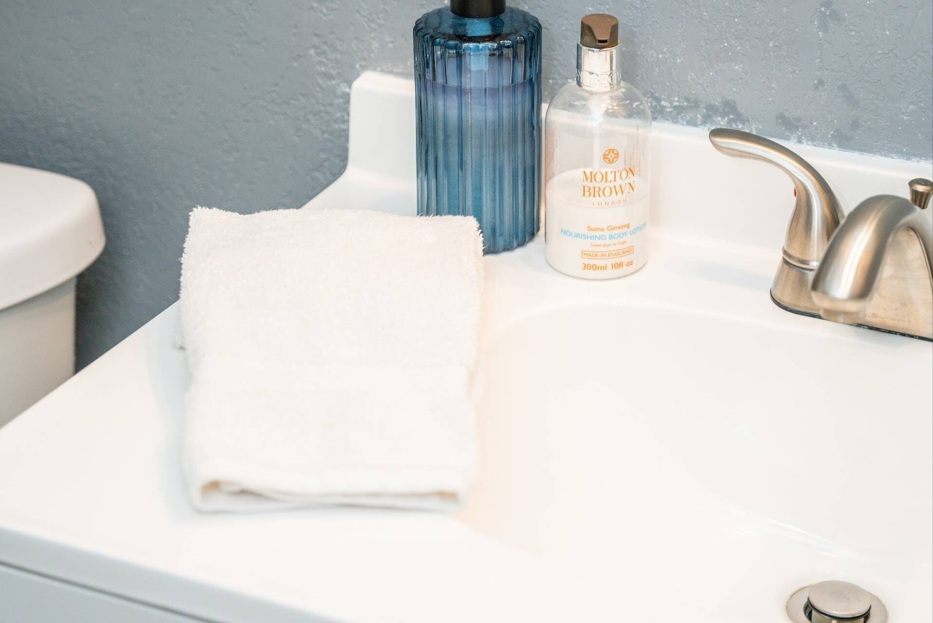 Centrally positioned between the bedrooms, this full bathroom is designed for easy access.