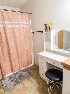 Towels, toilet paper - Furnished Boise Stay Near Micron & Downtown (Boise)