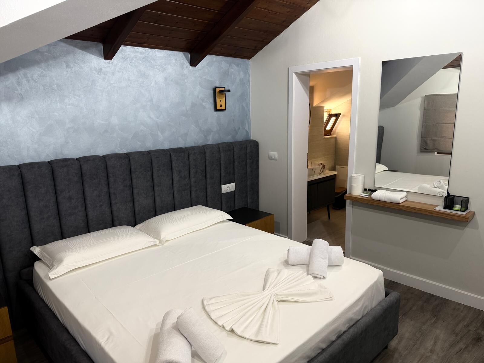 Deluxe tweepersoonskamer, uitzicht op stad | Gratis babybedden, gratis wifi, beddengoed
