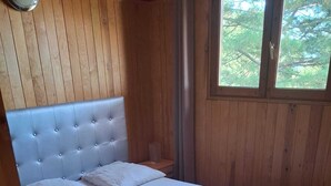 Iron/ironing board, bed sheets
