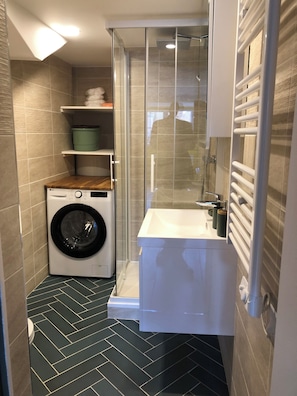 Shower, towels, soap, toilet paper - Studio apartment with a breathtaking view of Strasbourg Cathedral (Strasbourg)