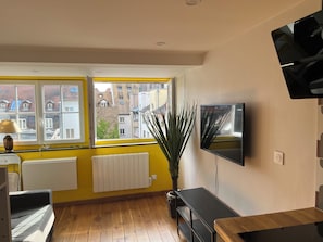 Living area - Studio apartment with a breathtaking view of Strasbourg Cathedral (Strasbourg)