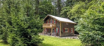 Cozy 3-bedroom chalet in charming Tamworth next to Whit Lakes state park/beach