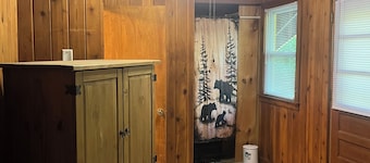 Cozy 3-bedroom chalet in charming Tamworth next to Whit Lakes state park/beach