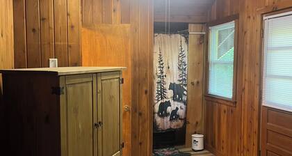 Cozy 3-bedroom chalet in charming Tamworth next to Whit Lakes state park/beach