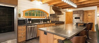 City Cabin: DC, Hot tub, Game Room, Speakeasy