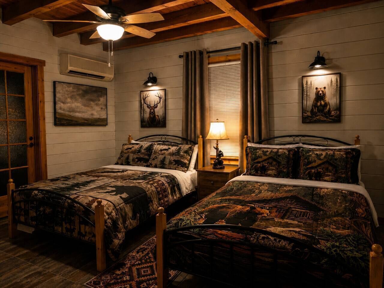 Une chambre avec deux lits, un ventilateur de plafond, une fenêtre avec des rideaux et des lampes fixées au mur.