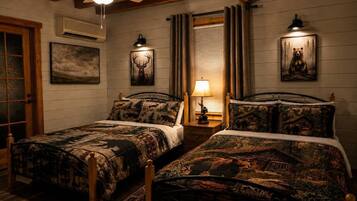 Une chambre avec deux lits, un ventilateur de plafond, une fenêtre avec des rideaux et des lampes fixées au mur.