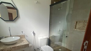 Suite | Badezimmer | Dusche, Handtücher, Toilettenpapier