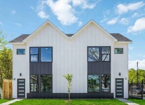 Modern duplex with bold curb appeal, large windows, and a fresh sleek design - Football Season in Houston | NRG Stadium | 2BR (Houston)