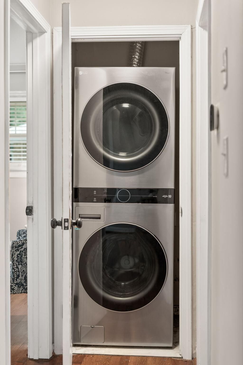 Lavandería con dos puertas y electrodomésticos de acero inoxidable.