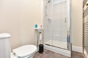 Hair dryer, towels - Contractor-Friendly 6BR 6 En-Suites | Free Parking (Kent)