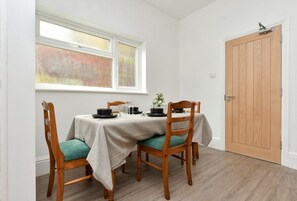 Dining - Contractor-Friendly 6BR 6 En-Suites | Free Parking (Kent)