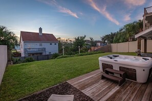 A backyard with a hot tub, wooden deck, and a house. - 2 Min. Walk to Beach/Ocean Views/Hot Tub/Game Room/Bikes/In-Law Suite (St. Augustine)
