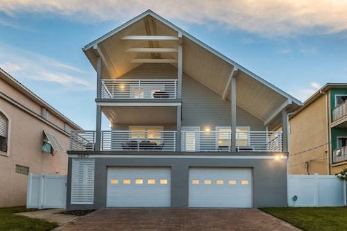 2 Min. Walk to Beach/Ocean Views/Hot Tub/Game Room/Bikes/In-Law Suite