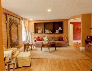 Ein Wohnzimmer mit einer Couch, einem Couchtisch und einem Kamin.