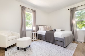 2 bedrooms, iron/ironing board, free WiFi, bed sheets - Designer Decorated, Luxe Location & Fun: 5 min to ND, Eddy St, Fire Pit, Game Rm (South Bend)