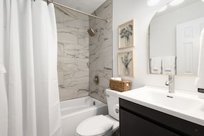 Shower, hair dryer, towels, soap - Designer Decorated, Luxe Location & Fun: 5 min to ND, Eddy St, Fire Pit, Game Rm (South Bend)