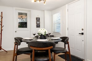 Dining - Designer Decorated, Luxe Location & Fun: 5 min to ND, Eddy St, Fire Pit, Game Rm (South Bend)