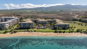 Un complexe hôtelier comprenant plusieurs bâtiments, une plage et une eau turquoise cristalline.