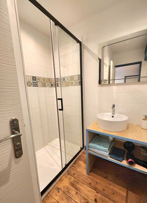 Bathroom - Private Nature-Themed Vacation Rental Near Nantes: 2-Bedroom Apartment (Pont-Saint-Martin)