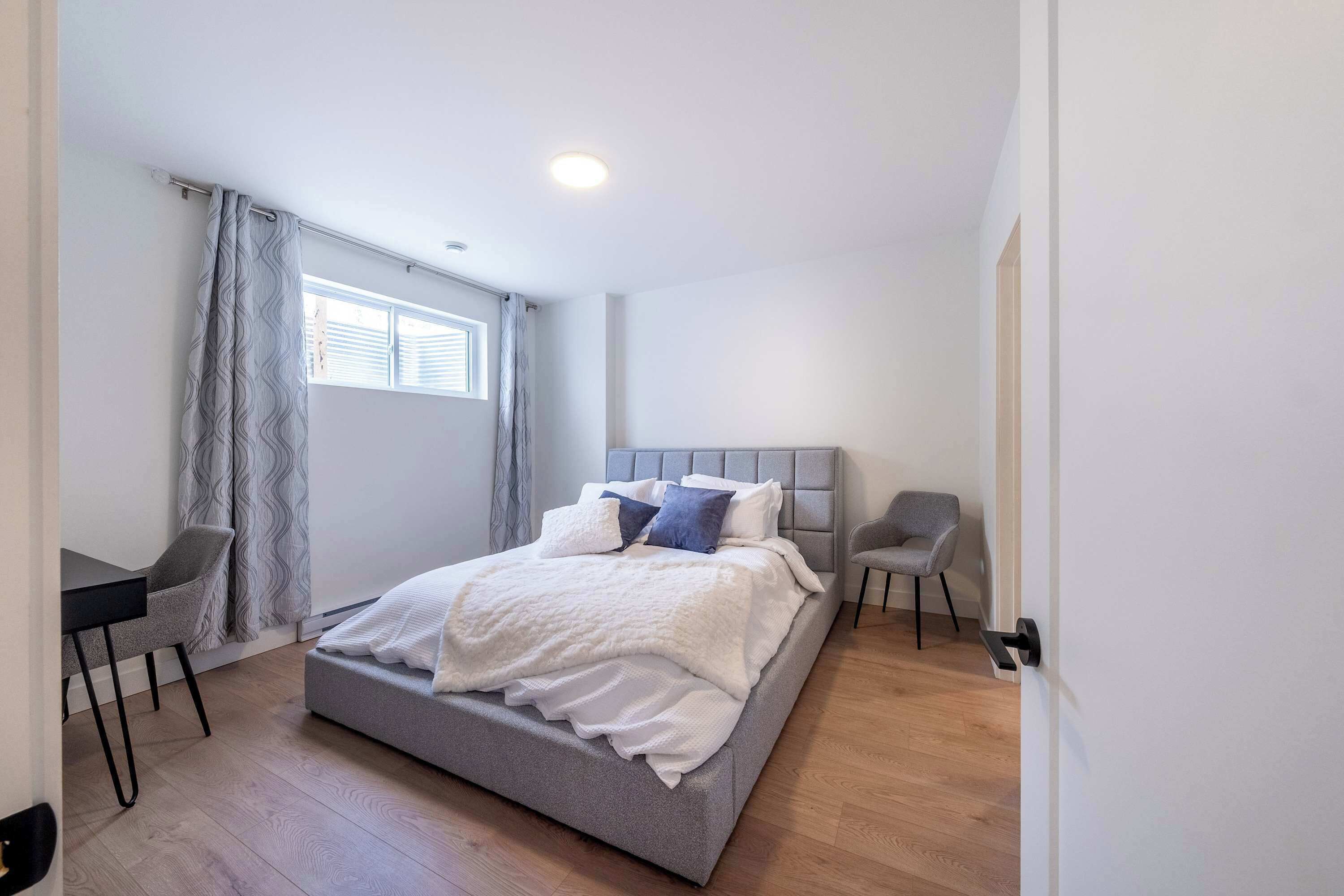 4 bedrooms, desk, WiFi, bed sheets