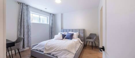 4 bedrooms, desk, WiFi, bed sheets