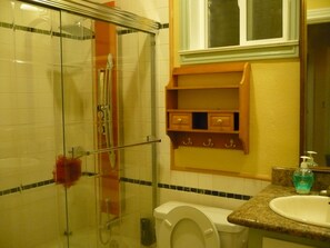Haartrockner, Handtücher, Seife, Toilettenpapier