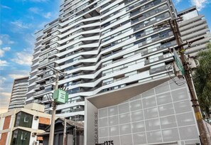 A high-rise building with a modern architectural design, featuring multiple balconies and a prominent entrance. - VN Oscar Freire (São Paulo)