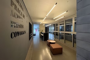 A modern office space with a long corridor, cubicles, and a reception area. - VN Oscar Freire (São Paulo)