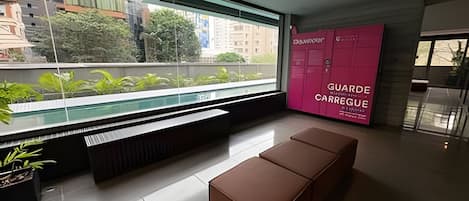 Um interior moderno com um banco, uma janela de vidro e uma parede rosa com texto.