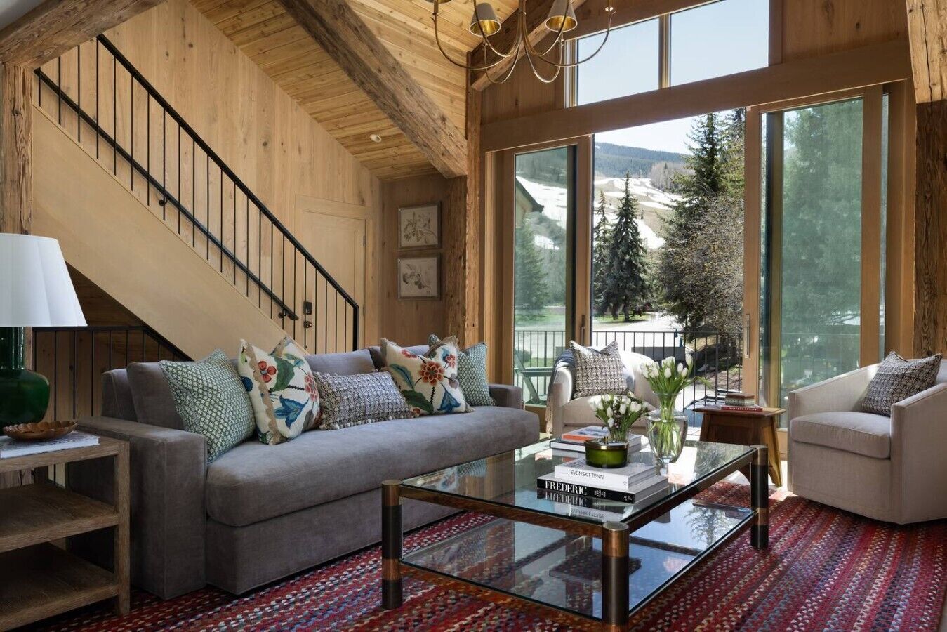 Una sala acogedora con sofá, mesa de centro y una escalera.