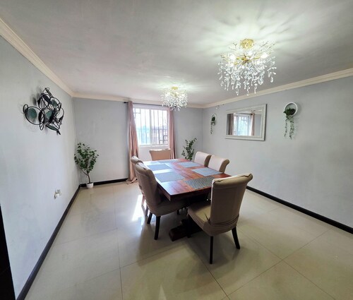 Casa renovada,espaciosa y segura con lavadora y secadora. Facturamos