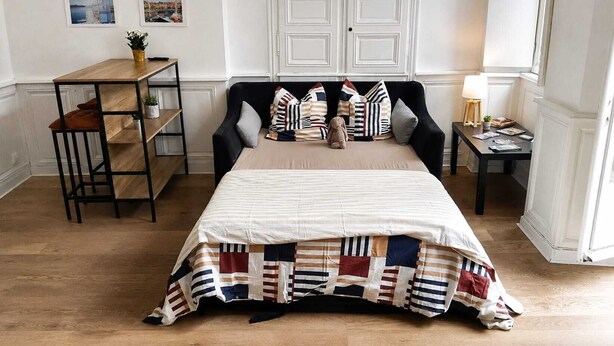 Ein Schlafzimmer mit einem Bett, einem Nachttisch, einem Schreibtisch und einem Stuhl.