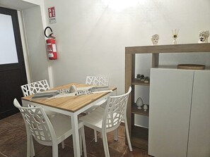 Dining - A charming apartment right in the heart of Palermo, equipped with all the amenities. (Palermo)