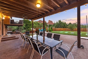 Outdoor dining - Red Rock Retreat - Hot Tub, Fire Pit & Views (Sedona)
