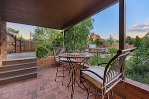 Outdoor dining - Red Rock Retreat - Hot Tub, Fire Pit & Views (Sedona)