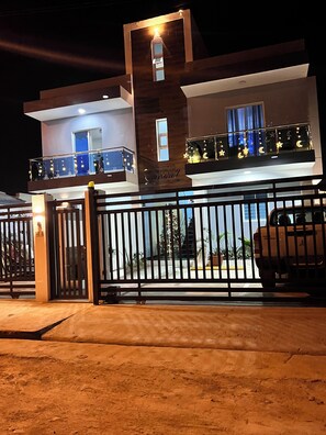 Exterior - Res. Christall Apartment 2-B: Exclusive apartment with a mountain view (Santiago de los Caballeros)