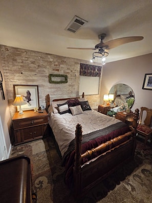 Unclassified image, 3 of 22, button - Beautiful 2-bedroom Villa w/garage on Main St. in Van Buren's historic district (Van Buren)