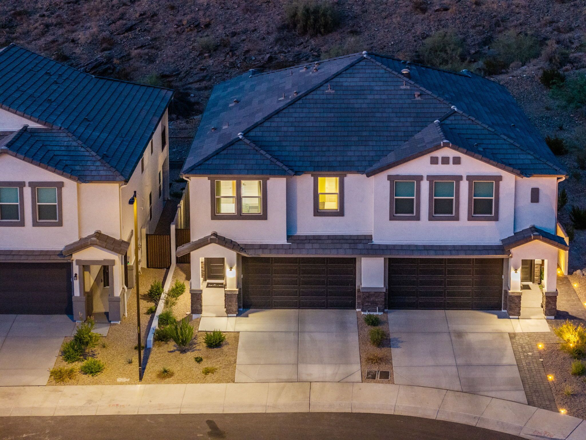 Un quartier résidentiel où les maisons sont dotées de toits à pignons et de garages attenants.
