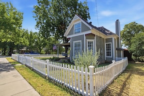Exterior - Oak Rail Haus Pickleball+Games+PetsOK+Universal (Frisco)