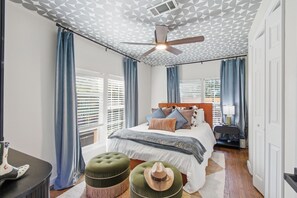 3 bedrooms, iron/ironing board, WiFi, bed sheets - Oak Rail Haus Pickleball+Games+PetsOK+Universal (Frisco)