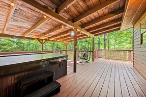 Outdoor dining - Tranquil 3-bedroom cabin, Hot Tub, Arcade, Minutes from Dollywood, Pets welcome. (Sevierville)