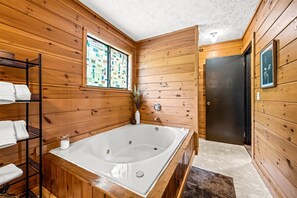 Shower, jetted bath, hair dryer, towels - Tranquil 3-bedroom cabin, Hot Tub, Arcade, Minutes from Dollywood, Pets welcome. (Sevierville)